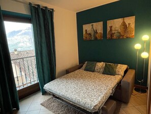 2 bedrooms, iron/ironing board, WiFi, bed sheets - Casa Di Gloria, in the historic center of Perledo, spectacular view of the lake! (Perledo)