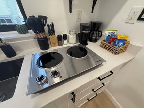 Kylskåp, mikrovågsugn, spishäll och kaffe- och tebryggare