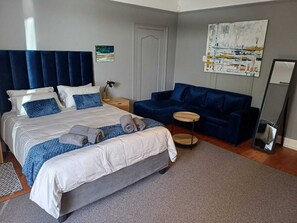 Room - A stylish and large ensuite private bedroom suite with a separate entrance. (Cape Town)
