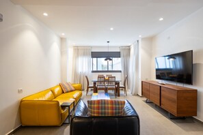 Smart TV - Mamad Chic and Comfort stay on Iconic Sheinkin St (Tel-Aviv)