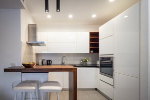 Fridge, microwave, stovetop, dining tables - Mamad Chic and Comfort stay on Iconic Sheinkin St (Tel-Aviv)