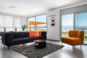 Smart TV - Mamad Sunny Rooftop Poolside Apt Panoramic Views (Eilat)