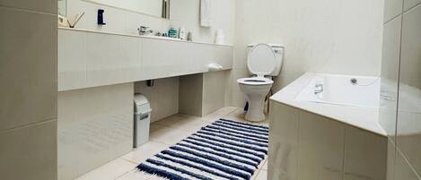 Serviettes fournies, savon, papier toilette