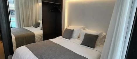 1 chambre, coffre-fort, fer et planche Ă repasser