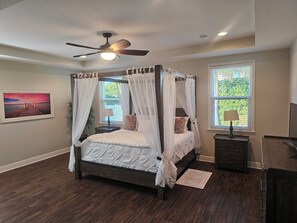 4 bedrooms, WiFi, bed sheets, wheelchair access - Beautiful Large Pool Home Located in the Heart of Paradise!!! (Cape Coral)