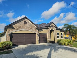 Exterior - Beautiful Large Pool Home Located in the Heart of Paradise!!! (Cape Coral)