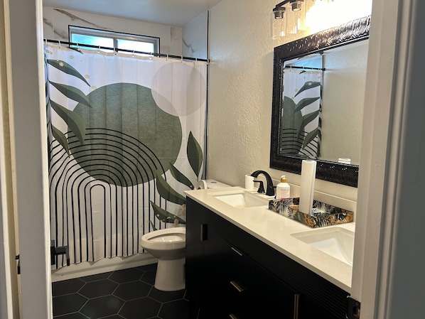 Dusche, Handtücher, Seife, Toilettenpapier