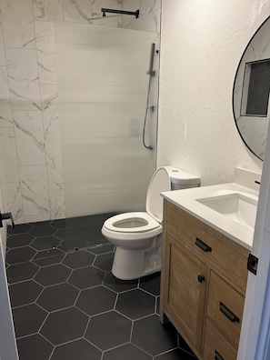 Dusche, Handtücher, Seife, Toilettenpapier