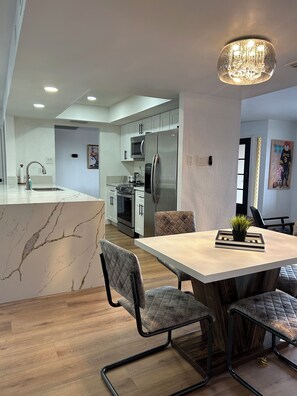 Private kitchen - Beautiful Newly renovated 4-bedroom house in peaceful Glendale 15min to stadium (Glendale)