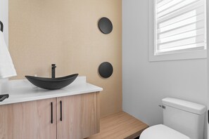 Hair dryer, towels, soap, toilet paper - Modern Luxury Home | 3 Min to University, Stadium & Major Hospitals (Calgary)