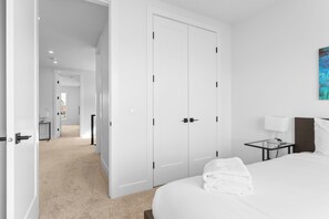 3 bedrooms, iron/ironing board, WiFi, bed sheets - Modern Luxury Home | 3 Min to University, Stadium & Major Hospitals (Calgary)