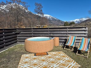 Outdoor spa tub - CHALET TERRACE MOUNTAIN VIEW PRIVATE JACUZZI IN 3* CAMPSITE LE DOMAINE DES ECRINS (Châteauroux-les-Alpes)