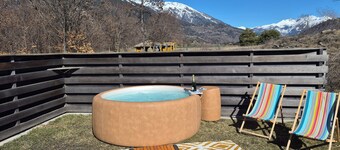 CHALET TERRACE MOUNTAIN VIEW PRIVATE JACUZZI IN 3* CAMPSITE LE DOMAINE DES ECRINS