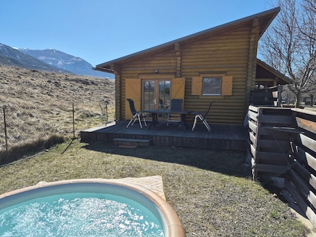 Outdoor dining. CHALET TERRACE MOUNTAIN VIEW PRIVATE JACUZZI IN 3* CAMPSITE LE DOMAINE DES ECRINS
