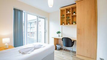 4 bedrooms, iron/ironing board, internet, bed sheets