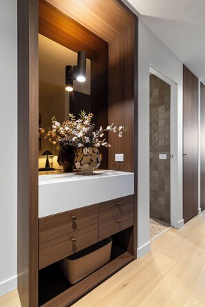 Interior - Queensbridge Grand Residence | 3BR 2BA Luxury Stay. Heated Pool, Gym, Sauna, Bar (Southbank)