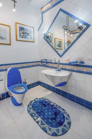 Towels, soap, toilet paper - Marvelous Serviced Apartment in Heart of Cairo (Giza Governorate)