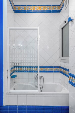 Towels, soap, toilet paper - Marvelous Serviced Apartment in Heart of Cairo (Giza Governorate)