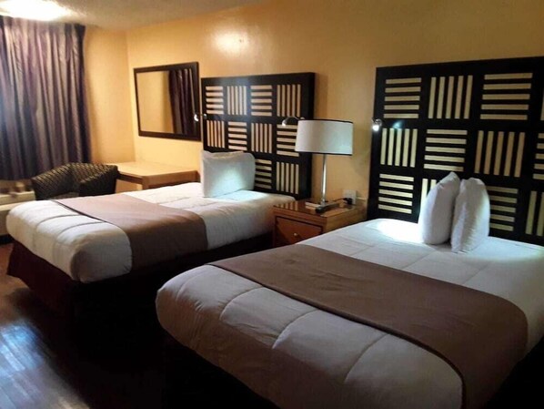 A hotel room with two beds, a desk, a chair, and a lamp. - Motel M Lewisburg (Lewisburg)