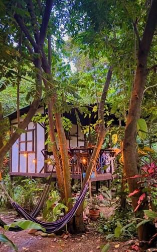 Jungle Tiny House • Walk to Beach & Waterfall