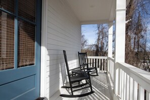 A porch with white railings and a blue door. - The Tanglewood, 3BR by Velvet Ditch Villas (Oxford)