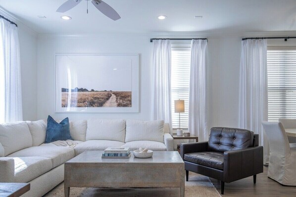TV - The Tanglewood, 3BR by Velvet Ditch Villas (Oxford)