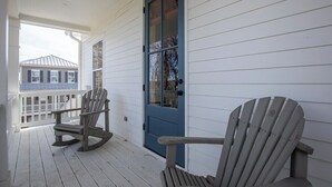 A porch with two rocking chairs and a blue door. - The Tanglewood, 3BR by Velvet Ditch Villas (Oxford)