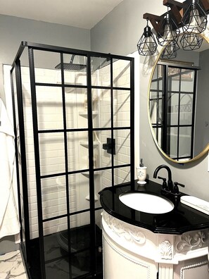 Shower, hair dryer, towels, soap - 10 minutes from the beach-Apartment in charming Shallotte with AC (Shallotte)