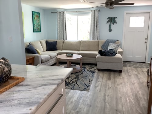 Peaceful, 2-bedroom house, less than 2 miles from Englewood beach.