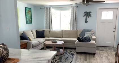 Peaceful, 2-bedroom house, less than 2 miles from Englewood beach.