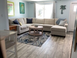 TV - Peaceful, 2-bedroom house, less than 2 miles from Englewood beach. (Englewood)