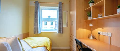 4 bedrooms, iron/ironing board, Internet, bed sheets