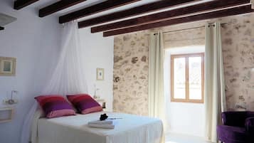 3 bedrooms, iron/ironing board, travel cot, free WiFi