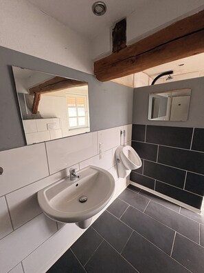 Jetted bath, hair dryer, towels, soap - Cozy house with fireplace in quiet Meckenheim. Relaxation guaranteed! (Meckenheim)