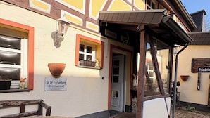 Ein traditionelles Gebäude mit einem Schild, auf dem 'Dr. Dr. Eschenberg Rechisanwall' steht.