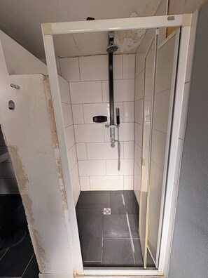 Jetted bath, hair dryer, towels, soap - Cozy house with fireplace in quiet Meckenheim. Relaxation guaranteed! (Meckenheim)