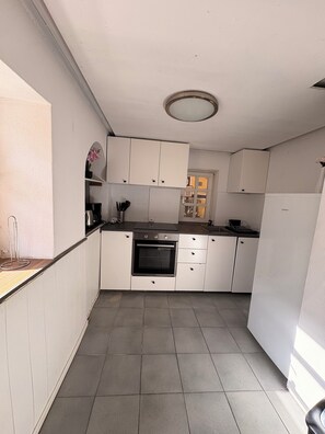 Private kitchen - Cozy house with fireplace in quiet Meckenheim. Relaxation guaranteed! (Meckenheim)