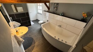 Jetted bath, hair dryer, towels, soap - Cozy house with fireplace in quiet Meckenheim. Relaxation guaranteed! (Meckenheim)