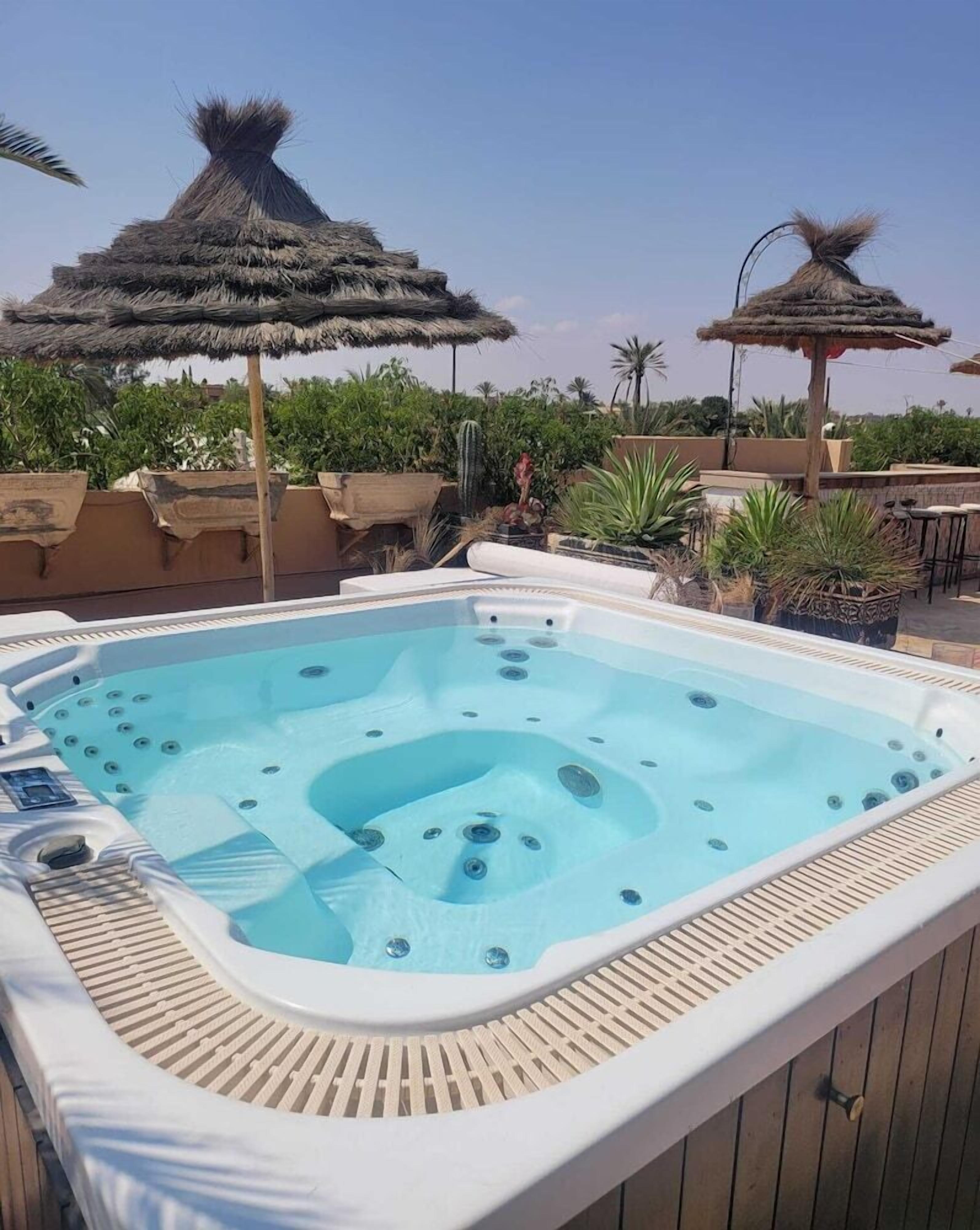 Outdoor spa tub