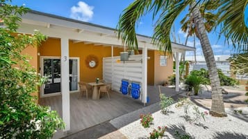 Departamento Confort, vista al jardín | Restaurante al aire libre