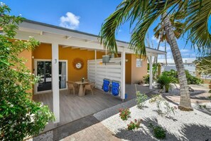 Departamento Confort, vista al jardín | Restaurante al aire libre