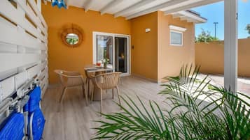 Departamento Confort, vista al jardín | Restaurante al aire libre