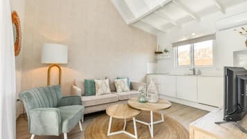 Departamento Confort, vista al jardín | Área de sala de estar