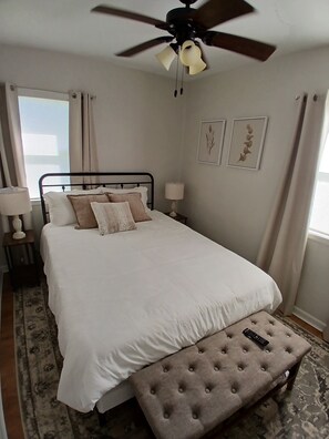 2 Schlafzimmer, Schreibtisch, Bügeleisen/Bügelbrett, Reisekinderbett