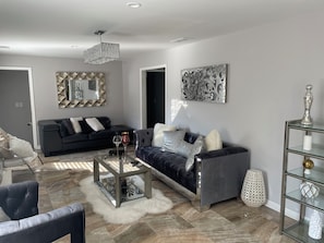 Smart TV, fireplace, DVD player, books - HEATED POOL ~ THE WHITE HOUSE ATLANTA - MEZZANINE LEVEL (Riverdale)