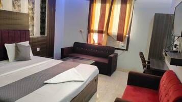 Economy Double Room | In-room safe, desk, laptop workspace, blackout drapes