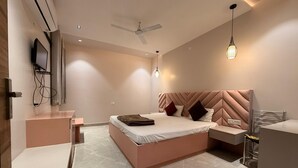 經濟雙人房 | 客房內保險箱、書桌、筆電工作空間、遮光布/窗簾
