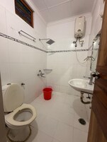 Economy Double Room | Bathroom | Shower, hair dryer, slippers, bidet