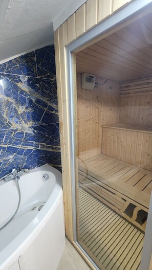 Shower, towels - Typical family home in the Lot countryside 6/8 people (Anglars-Nozac)