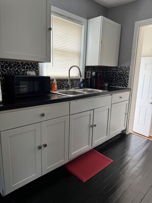 Private kitchen - Wonderful 3-bedroom house in vibrant Detroit (Detroit)
